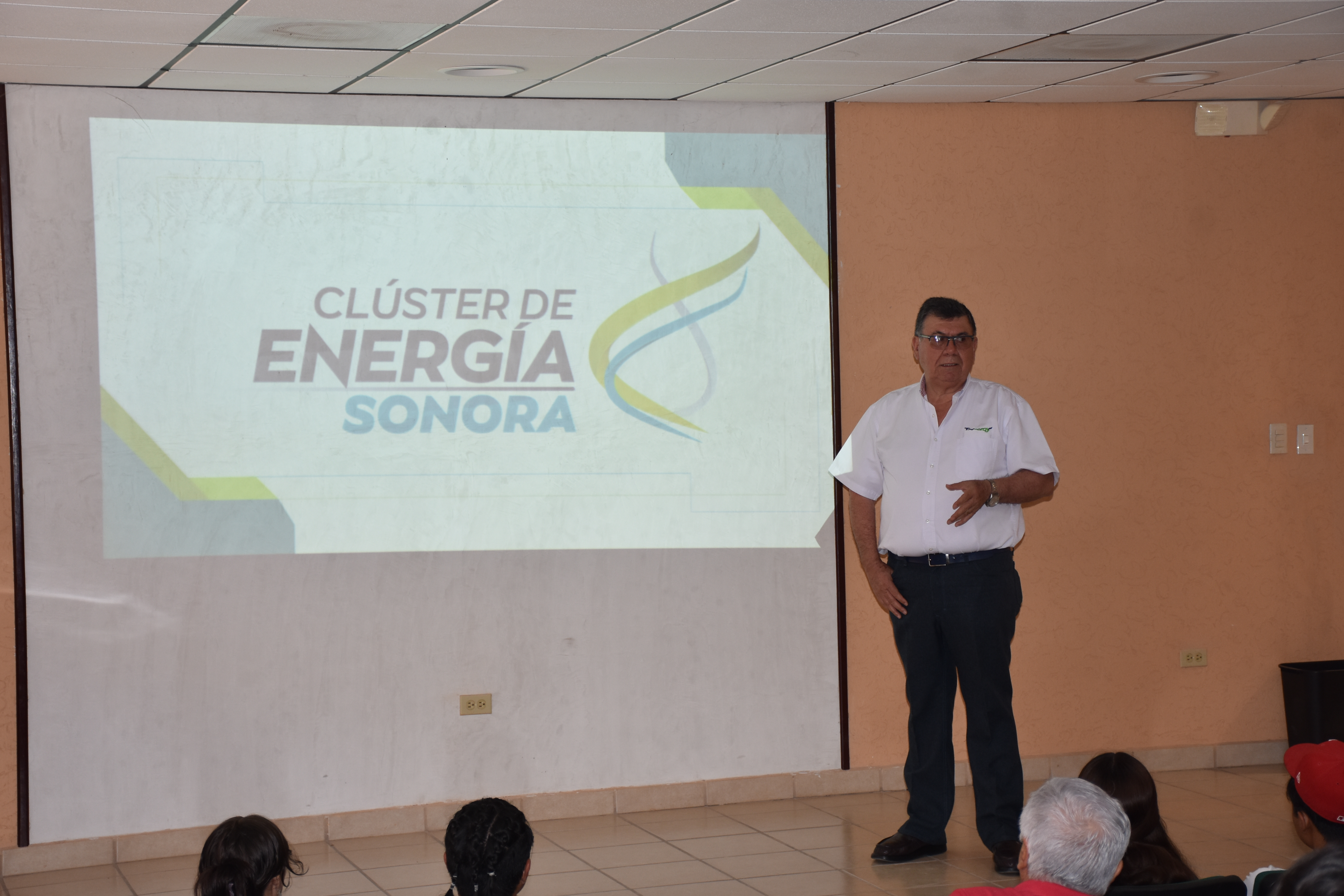 Jóvenes de UTH aprenden del Clúster de Energía de Sonora