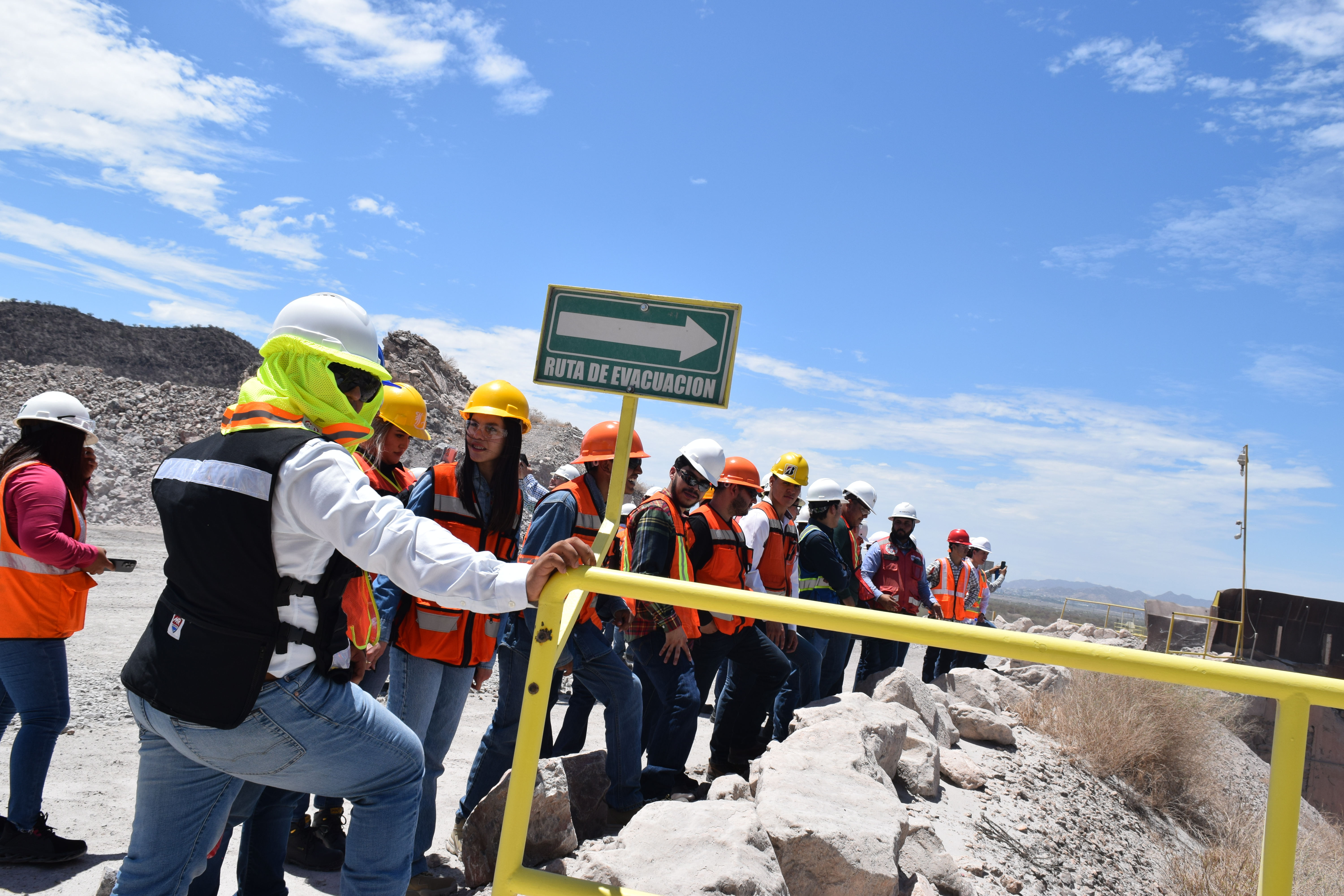 Alumnos de la carrera de Minería visitan a la empresa CALHIDRA